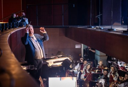 Orkiestra i dyrygent podczas koncertu