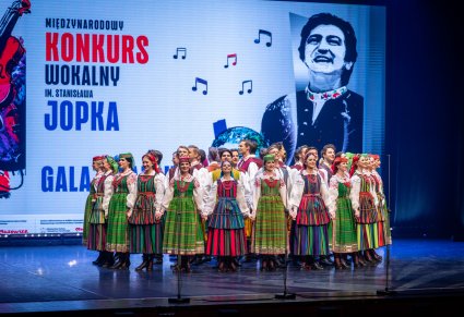 Artyści zespołu "Mazowsze" na scenie