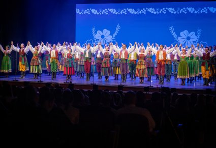 Artyści zespołu "Mazowsze" na scenie