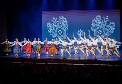 Artyści w kostiumach jurgowskich uchwyceni w tańcu