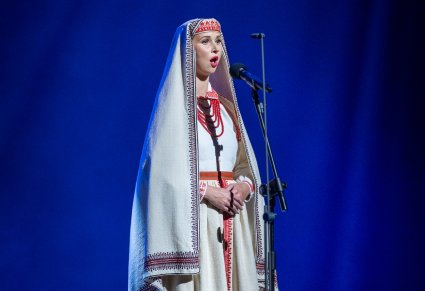 Śpiewająca uczestniczka gali w kostiumie biłgorajskim