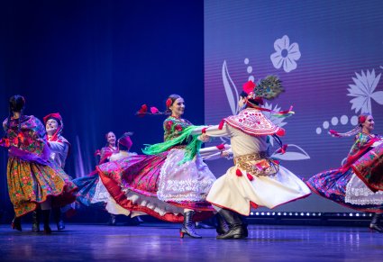 Grupa tancerzy w kostiumie krakowskim w obrocie