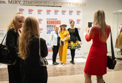 Goście gali robiący zdjęcie na ściance