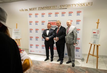 Goście gali robiący zdjęcie na ściance