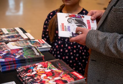 Śpiewnik w rękach gościa gali