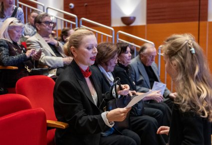 Dziewczynka wręczająca Annie Marii Wesołowskiej namalowany przez siebie obrazek