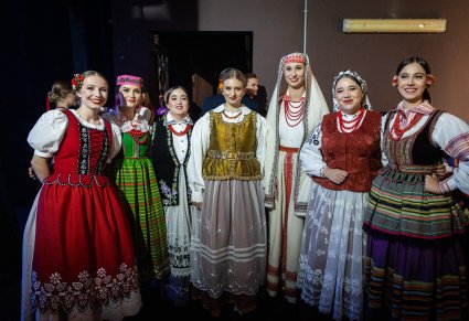 Uczestniczki Gali Finałowej w kostiumach regionalnych