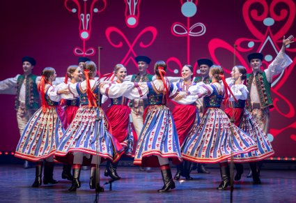 Artyści zespołu "Mazowsze" na scenie w kostiumie spiskim