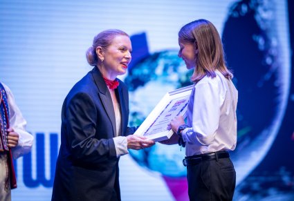 Anna Maria Jopek wręczająca uczestnikowi nagrodę na scenie