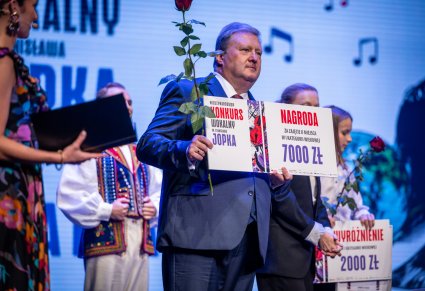 Dyrektor Jacek Boniecki na scenie wraz z nagrodą dla uczestnika gali finałowej