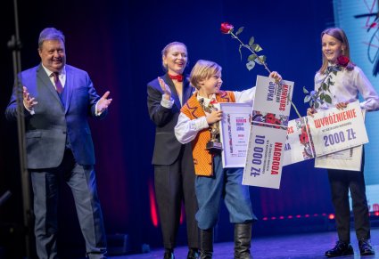 Dyrektor Jacek Boniecki, Anna Maria Jopek wraz z nagrodzonym uczestnikiem