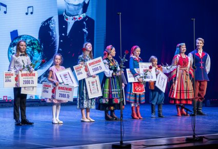 Nagrodzeni najmłodsi uczestnicy gali wraz z artystami z zespołu "Mazowsze" w kostiumach sieradzkich