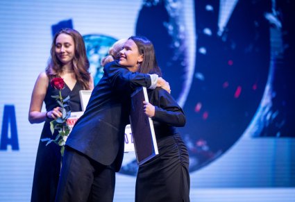 Anna Maria Jopek przytulająca uczestniczkę gali na scenie