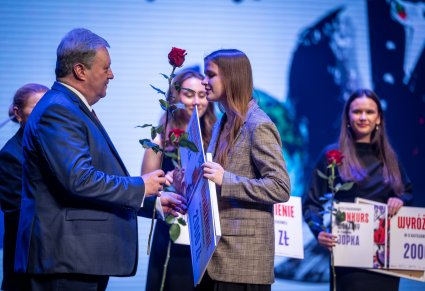 Dyrektor Jacek Boniecki wręczający nagrodę uczestnikowi gali na scenie