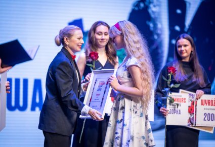 Anna Maria Jopek wręczająca nagrodę uczestniczce gali na scenie