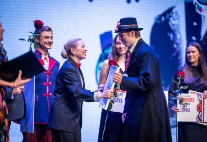 Anna Maria Jopek wręczająca nagrodę uczestnikowi gali na scenie