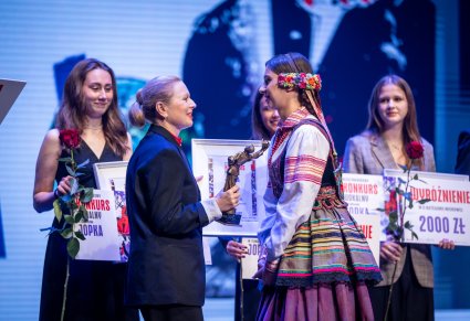 Anna Maria Jopek wręczająca uczestniczce statuetkę za pierwsze miejsce w konkursie wokalnym i. Stanisława Jopka