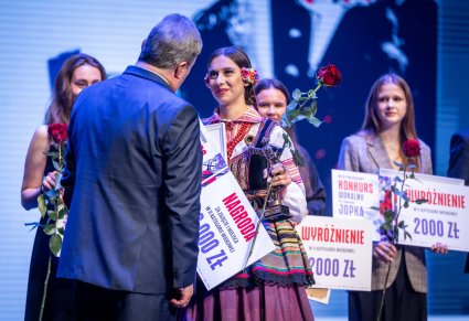 Uczestnicy gali podczas wręczania nagród na scenie