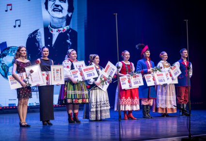 Uczestnicy Gali wraz z nagrodami na scenie