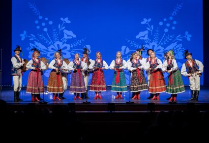 Artyści zespołu "Mazowsze" w kostiumach limanowskich