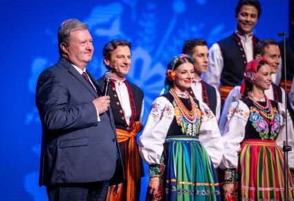 Dyrektor Jacek Boniecki z chórzystami w strojach łowickich