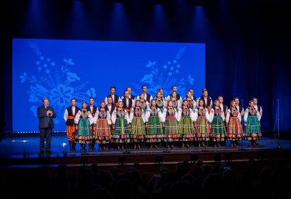 Chór w kostiumach łowickich na scenie