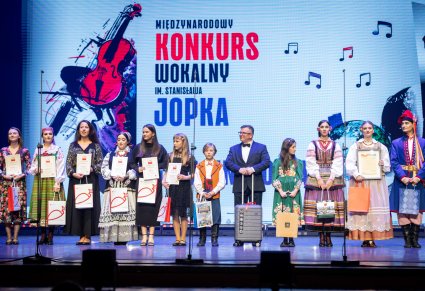 Uczestnicy gali z nagrodami na scenie