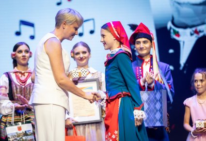 Katarzyna Boniecka wręczająca nagrodę dla uczestniczki gali