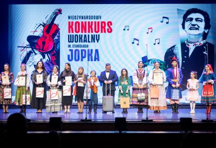 Wyróżnieni uczestnicy gali wraz z nagrodami na scenie