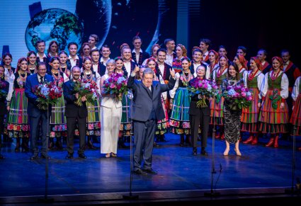 Jury i chór na scenie