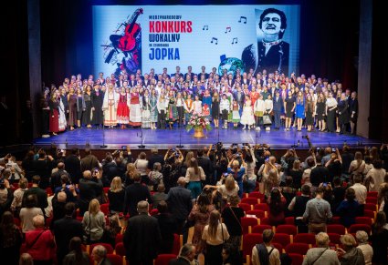 Wspólne zdjęcie na scenie uczestników Gali Finałowej im. Stanisława Jopka