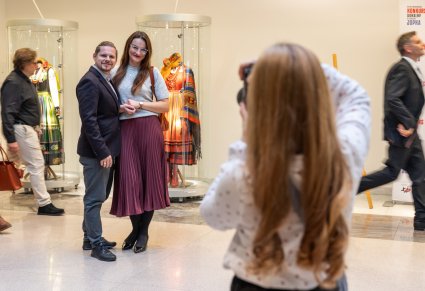 Uczestnicy Gali robiący sobie zdjęcie