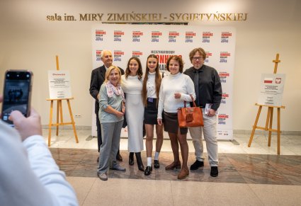 Uczestnicy Gali robiący sobie zdjęcie