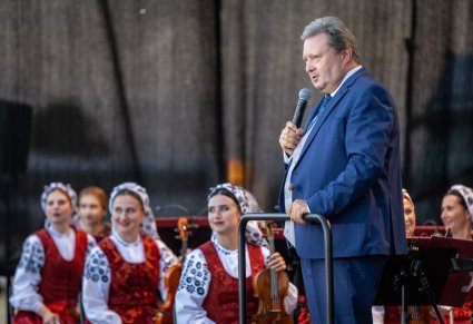 Wypowiedź Dyrektora Jacka Bonieckiego, widoczne skrzypaczki