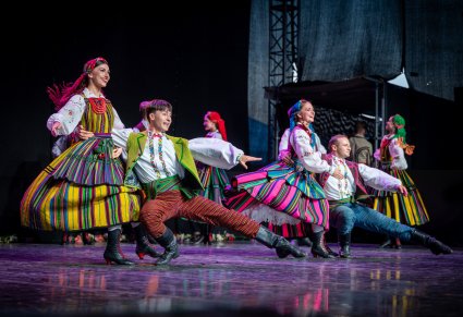 Artyści na scenie w kostiumach opoczyńskich w trakcie wykonywania choreografii tanecznej