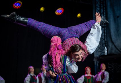 Artystka wraz z Artystą w kostiumach opoczyńskich wykonują figurę taneczną na scenie