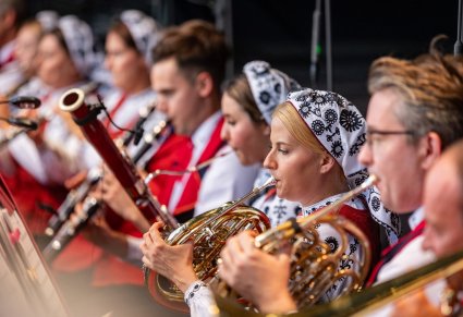 Zbliżenie na orkiestrę dętą