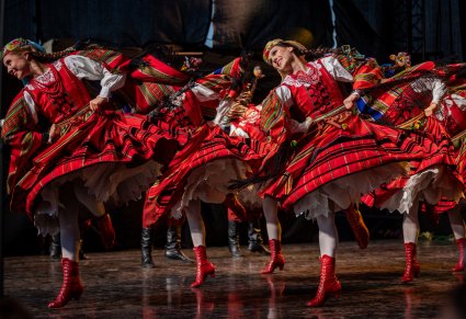 Artystki w kostiumach sieradzkich w pięknych figurach tanecznych na scenie