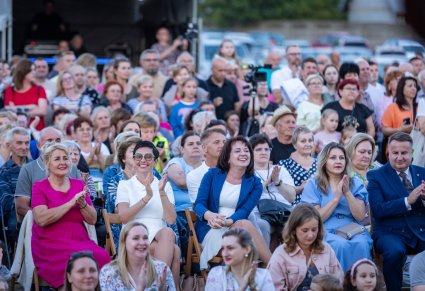 Uśmiechnięta klaszcząca publiczność