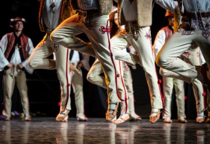 Zbliżenie na dolną część męskiego kostiumu jurgowskiego na scenie