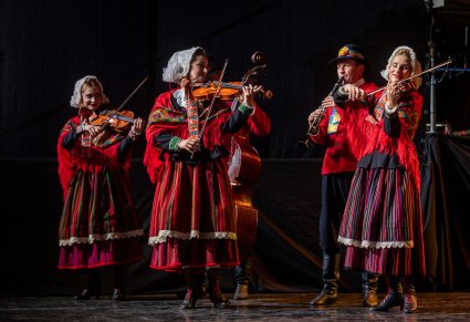 Pięciu Muzyków z instrumentami na scenie w kostiumach lubuskich
