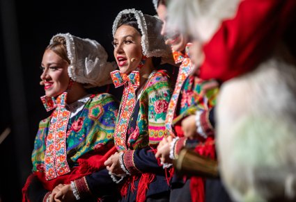 Zbliżenie na 3 Artystki w trakcie śpiewu ubrane w kostium lubuski