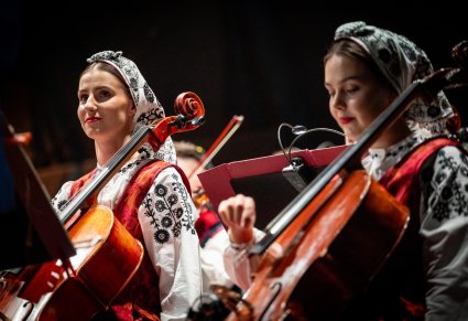 Zbliżenie na dwie wiolonczelistki