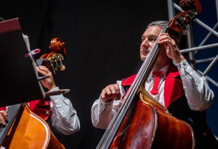 Zbliżenie na dwóch wiolonczelistów z instrumentami