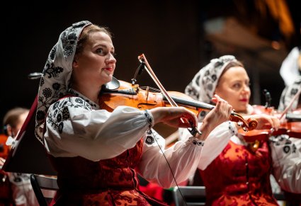 Zbliżenie na dwie skrzypaczki