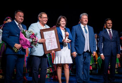 Specjalni goście wydarzenia na scenie podczas podziękowań wraz Dyrektorem Jackiem Bonieckim