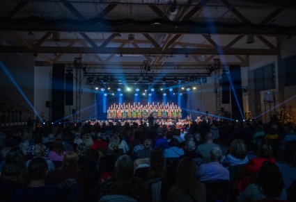 Szeroki kadr z góry na chór i orkiestrę