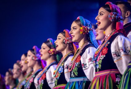 Zbliżenie na chórzystki Mazowsza w kostiumach łowckich