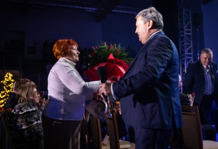 Maestro Jacek Boniecki daje bukiet swojej mamie