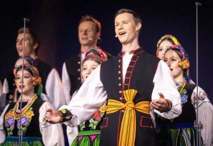 Solista Mazowsza w kostiumie łowickim śpiewa